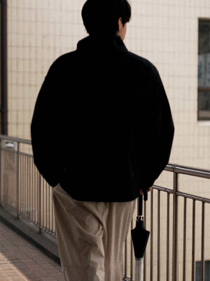 변화하는 날씨 속에서도 흐름을 멈추지 않는 스타일