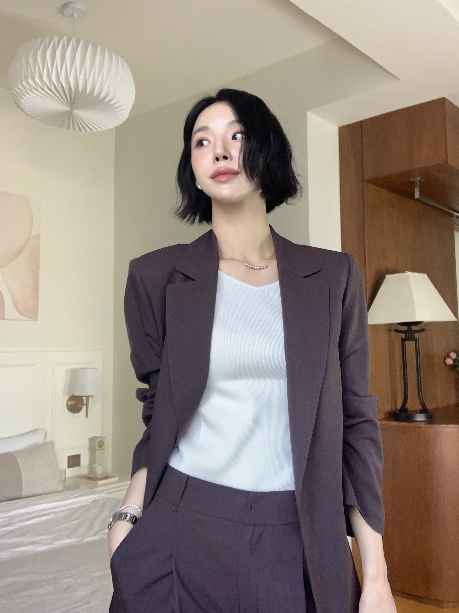 압도적인 우아함으로 채우는 여름 오피스