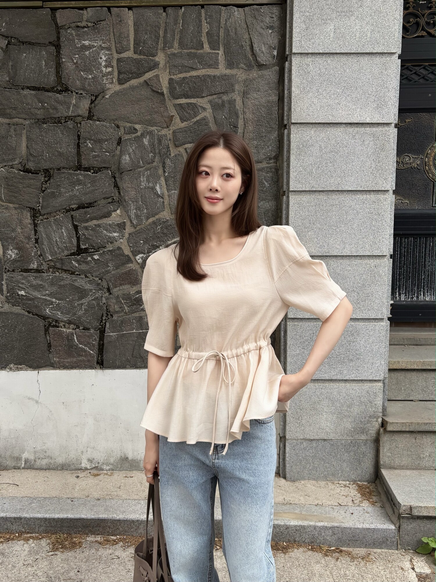 장소에 구애받지 않는 단정한 여름 코디