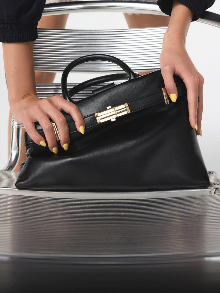 가벼운 옷차림, 포인트는 가방