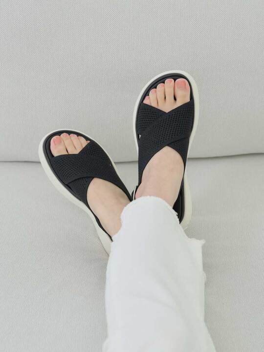 꿉꿉한 날엔 샌들로 가볍게