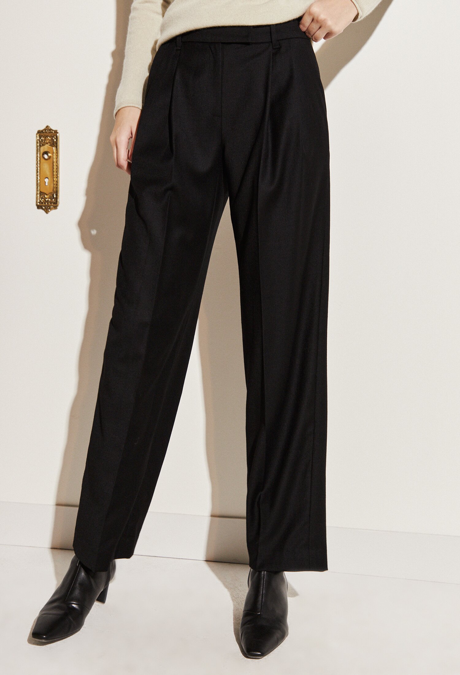 울 블렌드 와이드 투 턱 슬랙스 (BLACK)