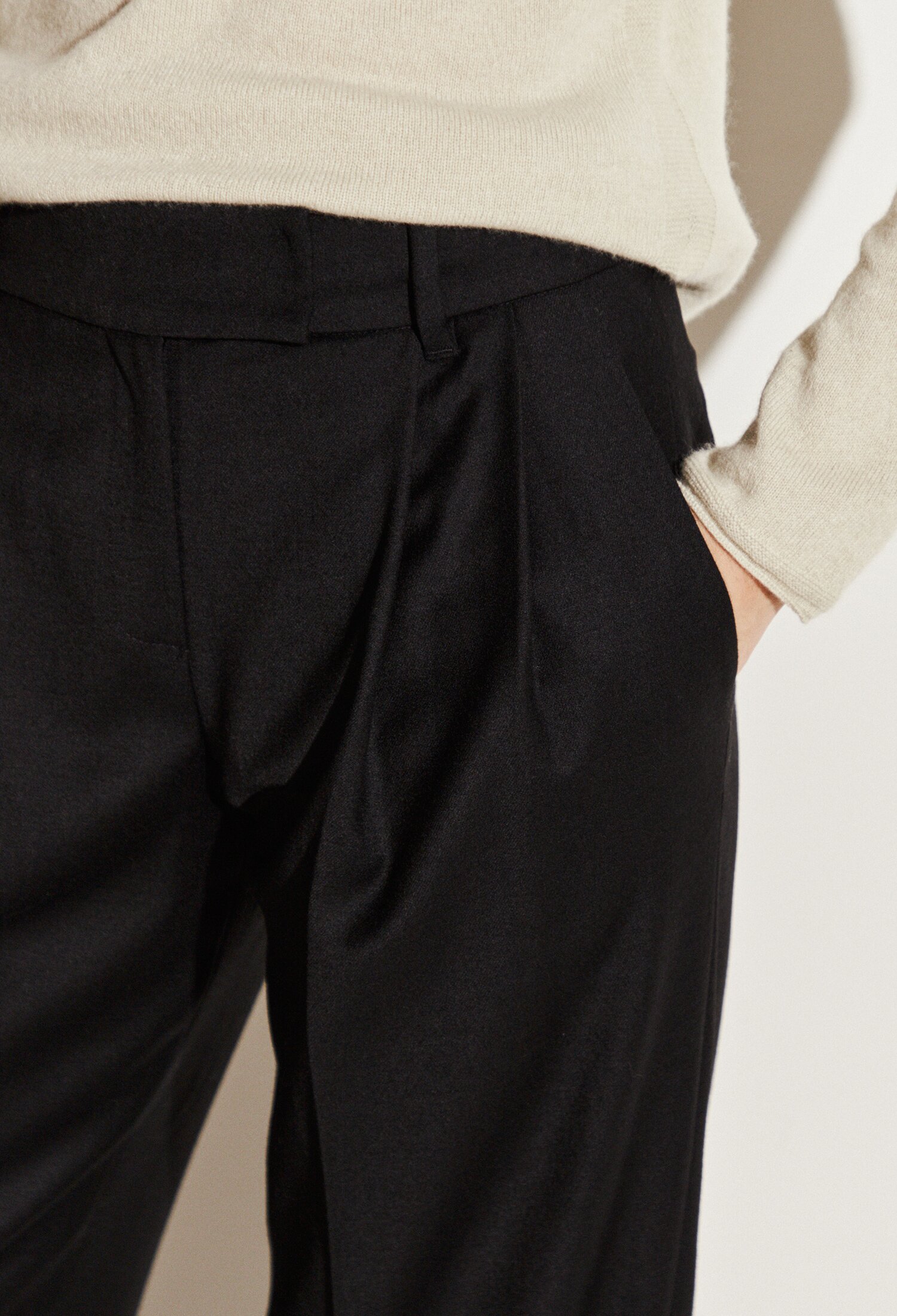 울 블렌드 와이드 투 턱 슬랙스 (BLACK)