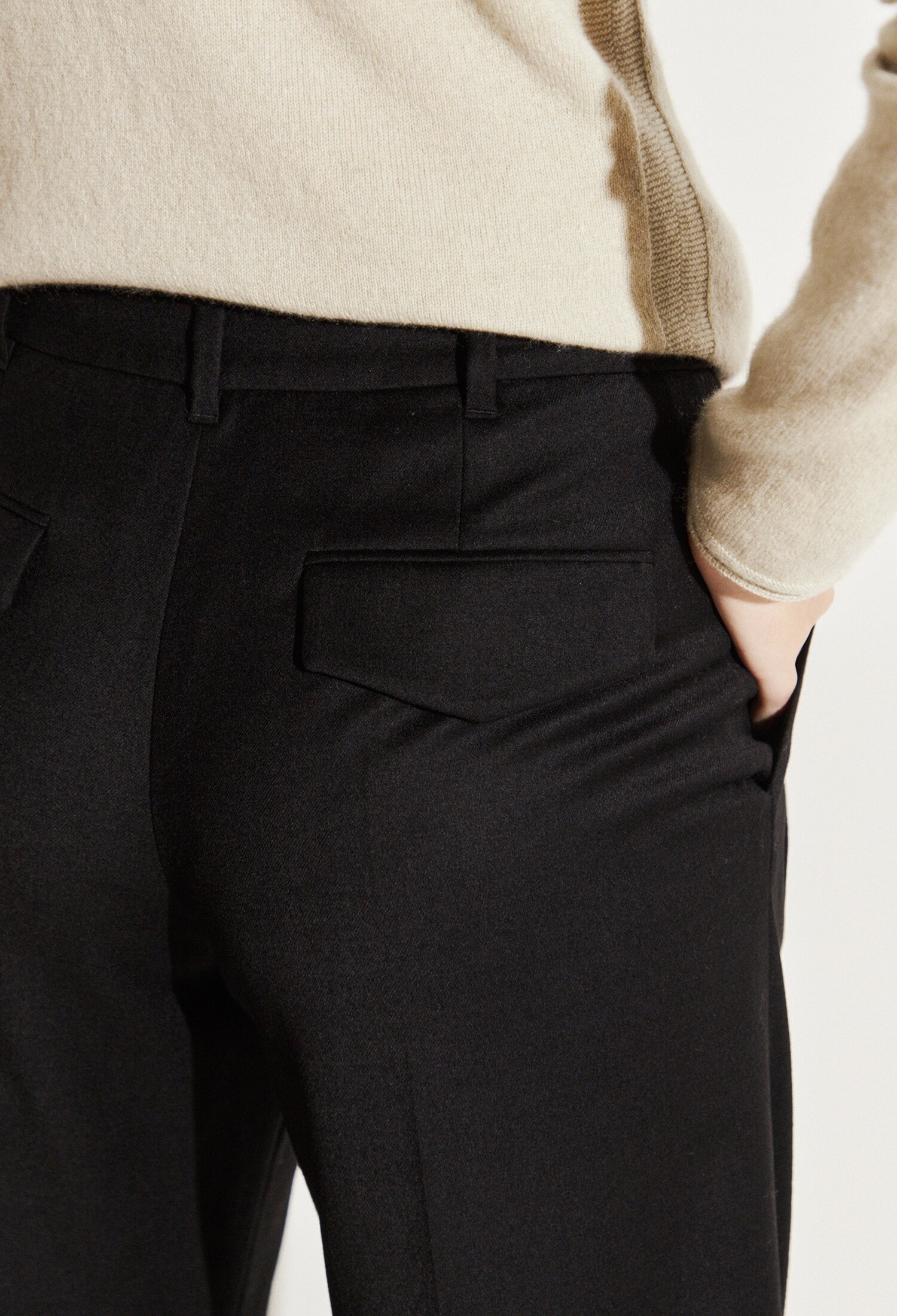 울 블렌드 와이드 투 턱 슬랙스 (BLACK)