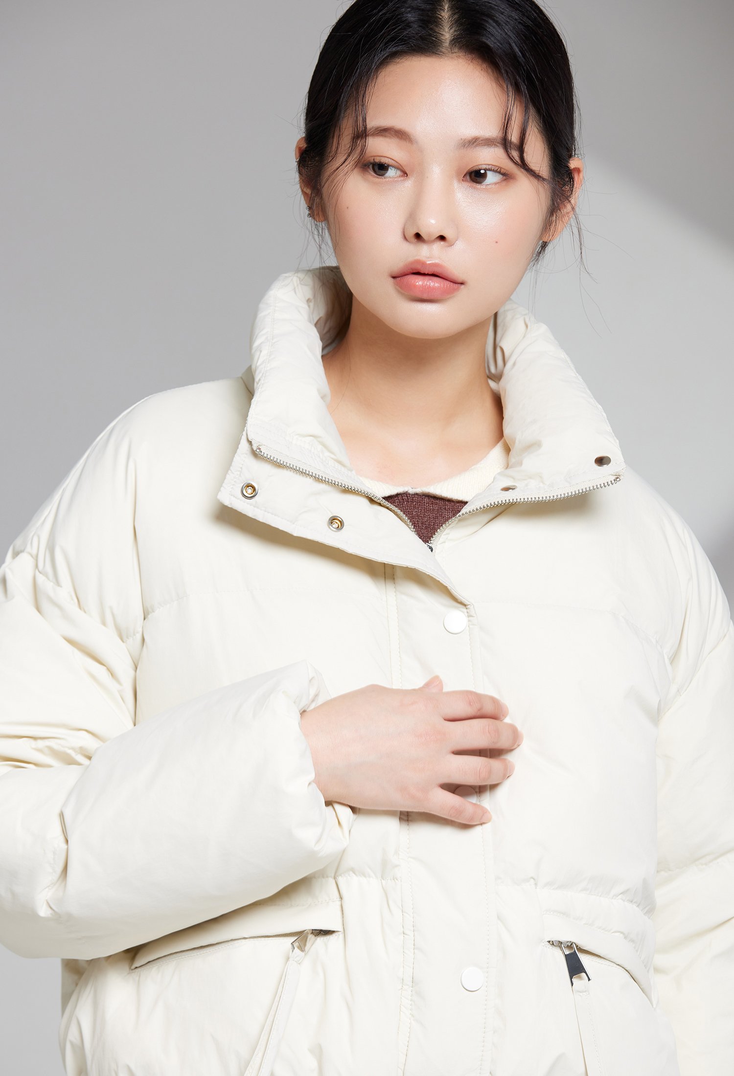 지퍼 포켓 스트링 덕다운 숏 점퍼 (IVORY)