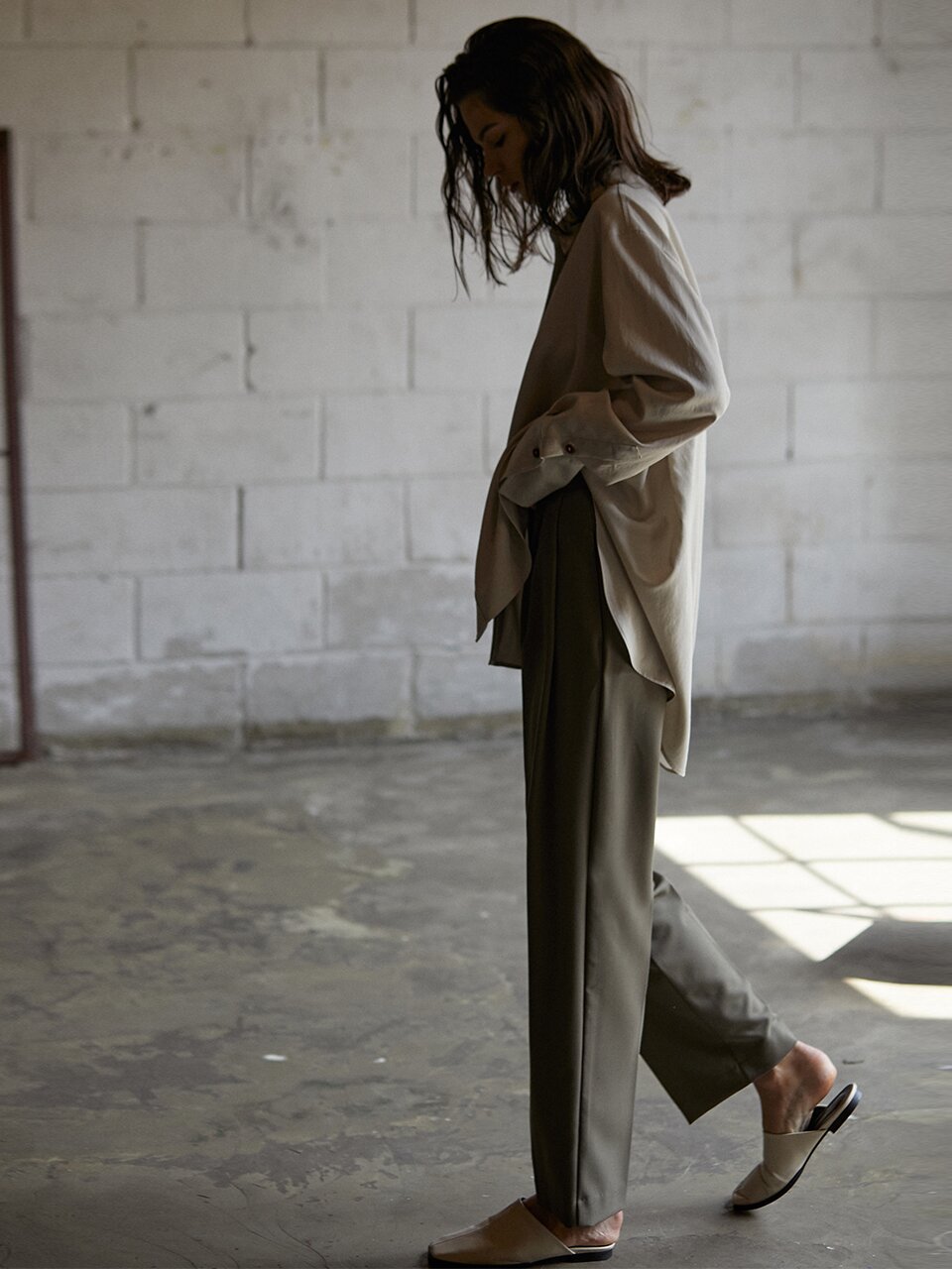 basic two pintuck slacks_KHAKI