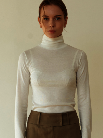 SOFT WHITE TURTLE NECK SHIRT