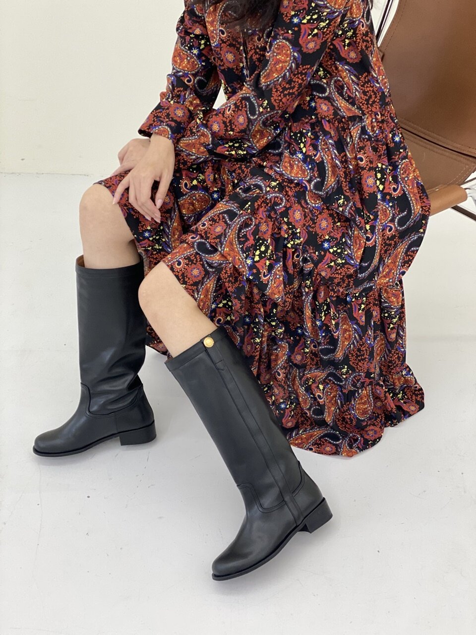 round button long boots black
