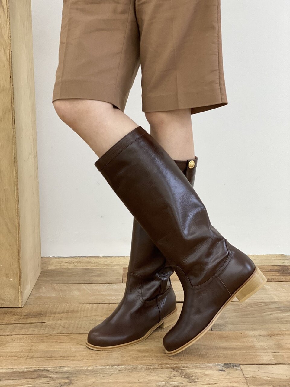 round button long boots brown