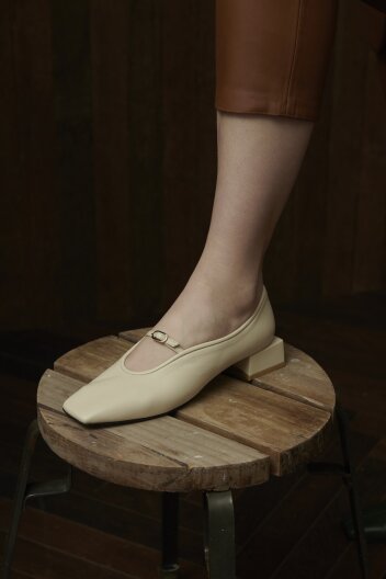 square monet buckle flat _ivory