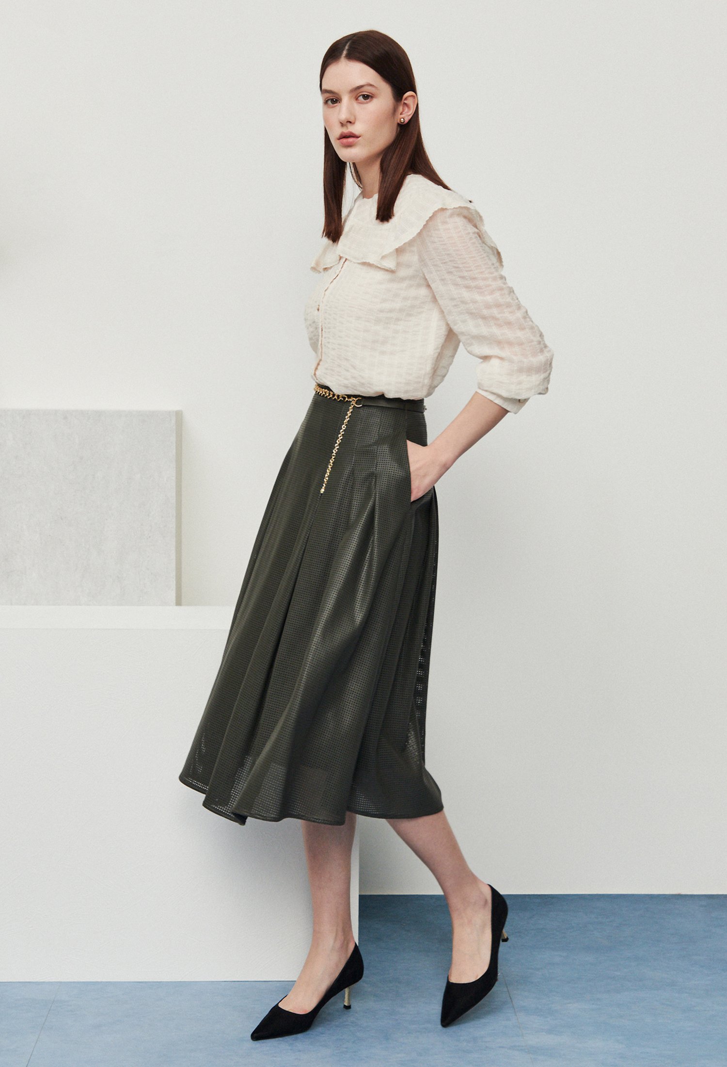 페이크 레더 펀칭 플리츠 스커트 (KHAKI)