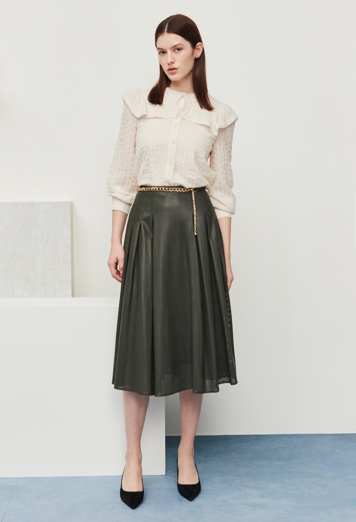 페이크 레더 펀칭 플리츠 스커트 (KHAKI)