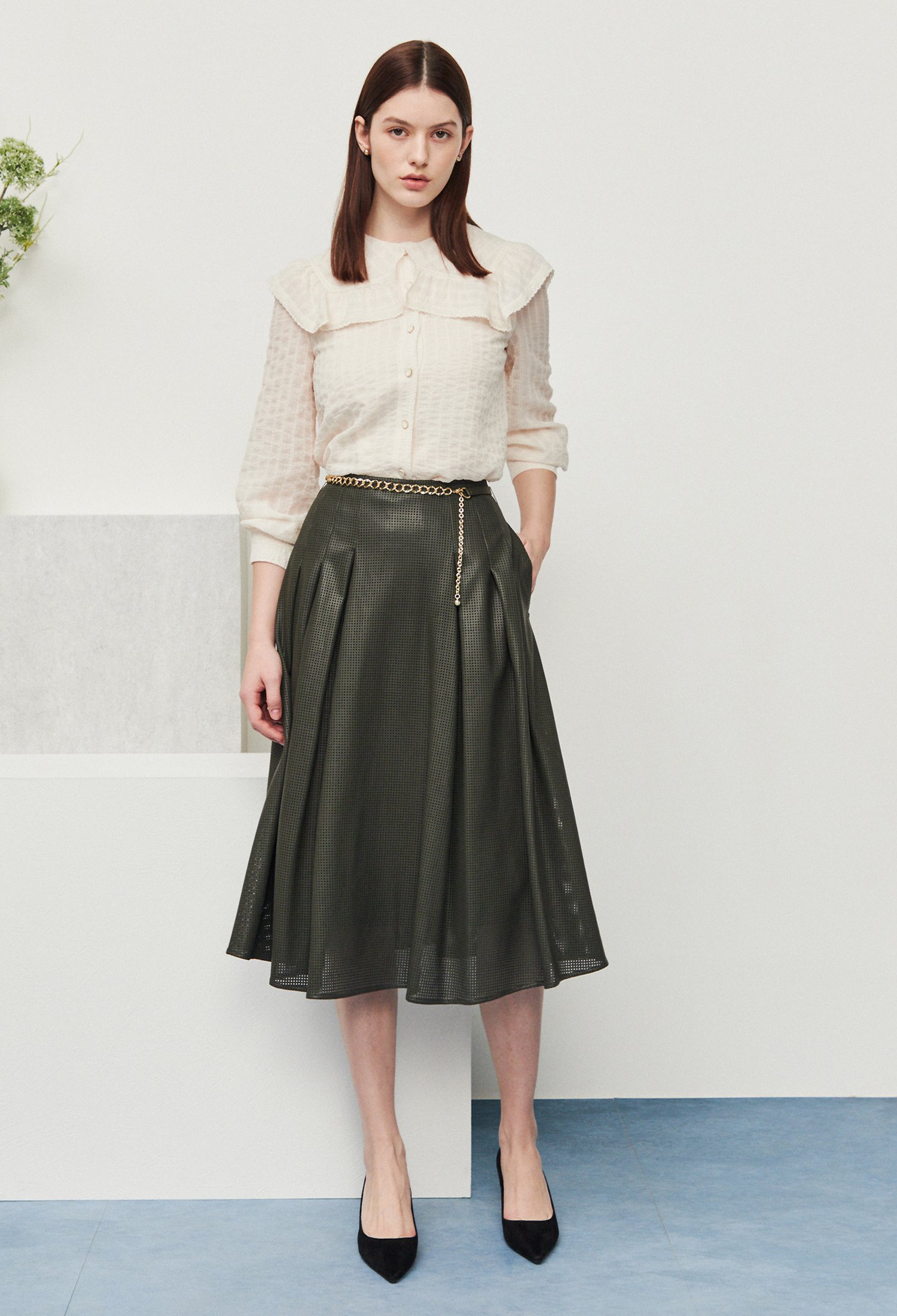 페이크 레더 펀칭 플리츠 스커트 (KHAKI)