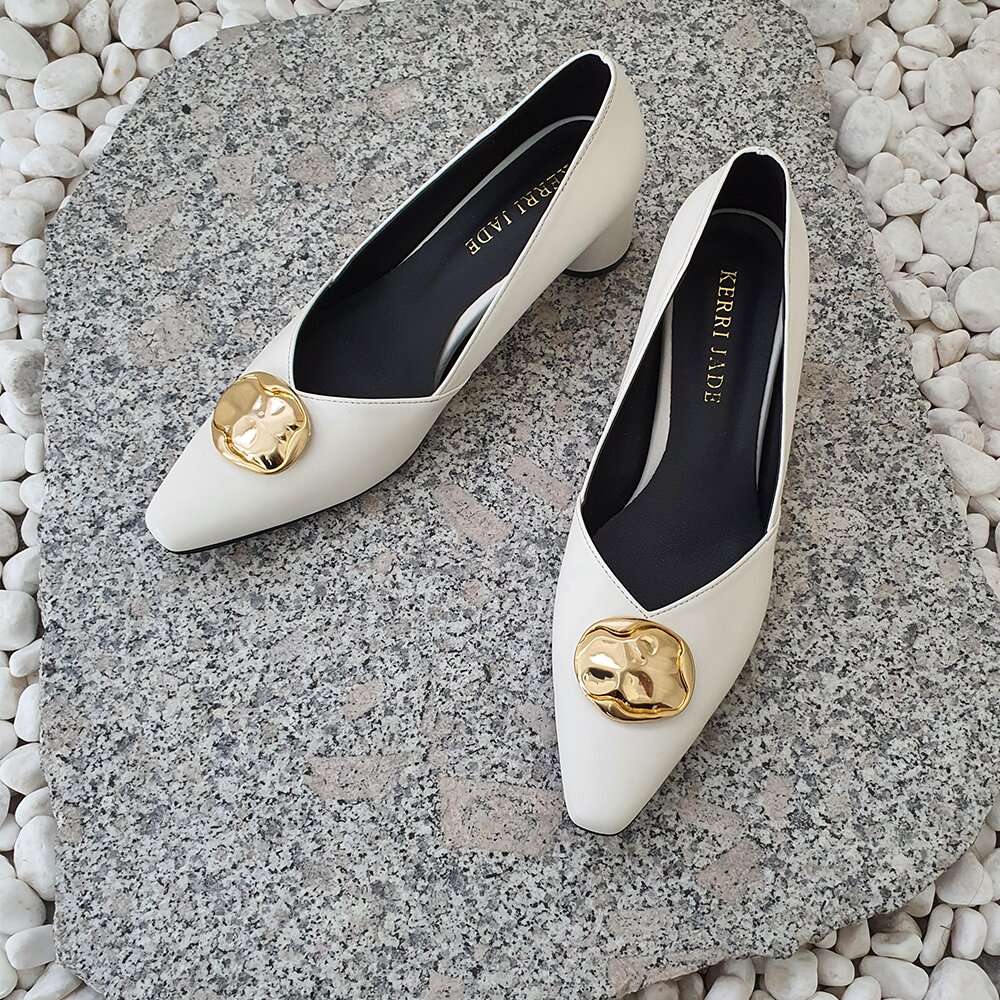 V-cut line Pumps_CreamWhite