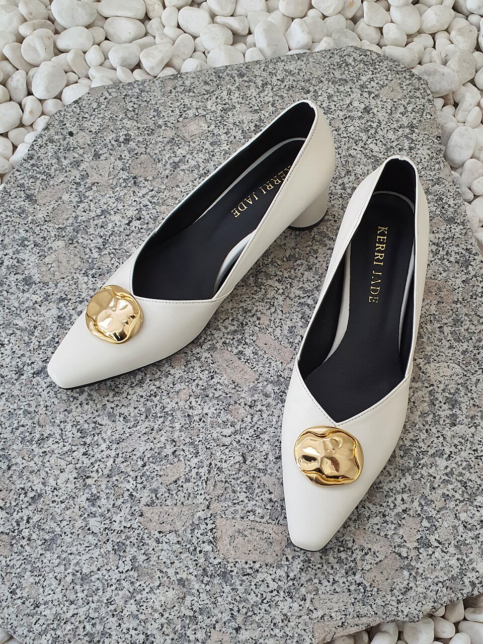 V-cut line Pumps_CreamWhite