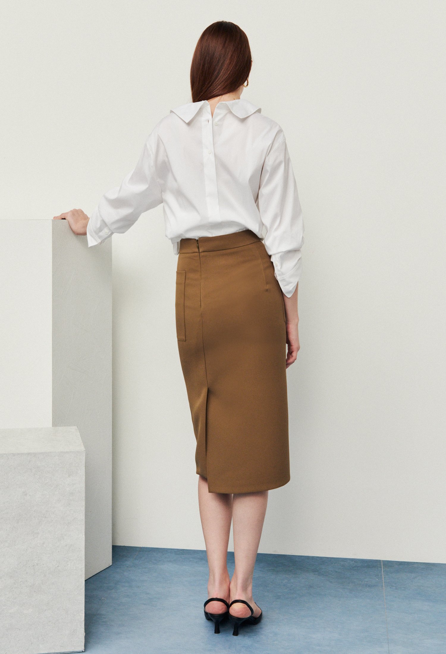 버튼 장식 슬릿 H라인 스커트 (KHAKI)