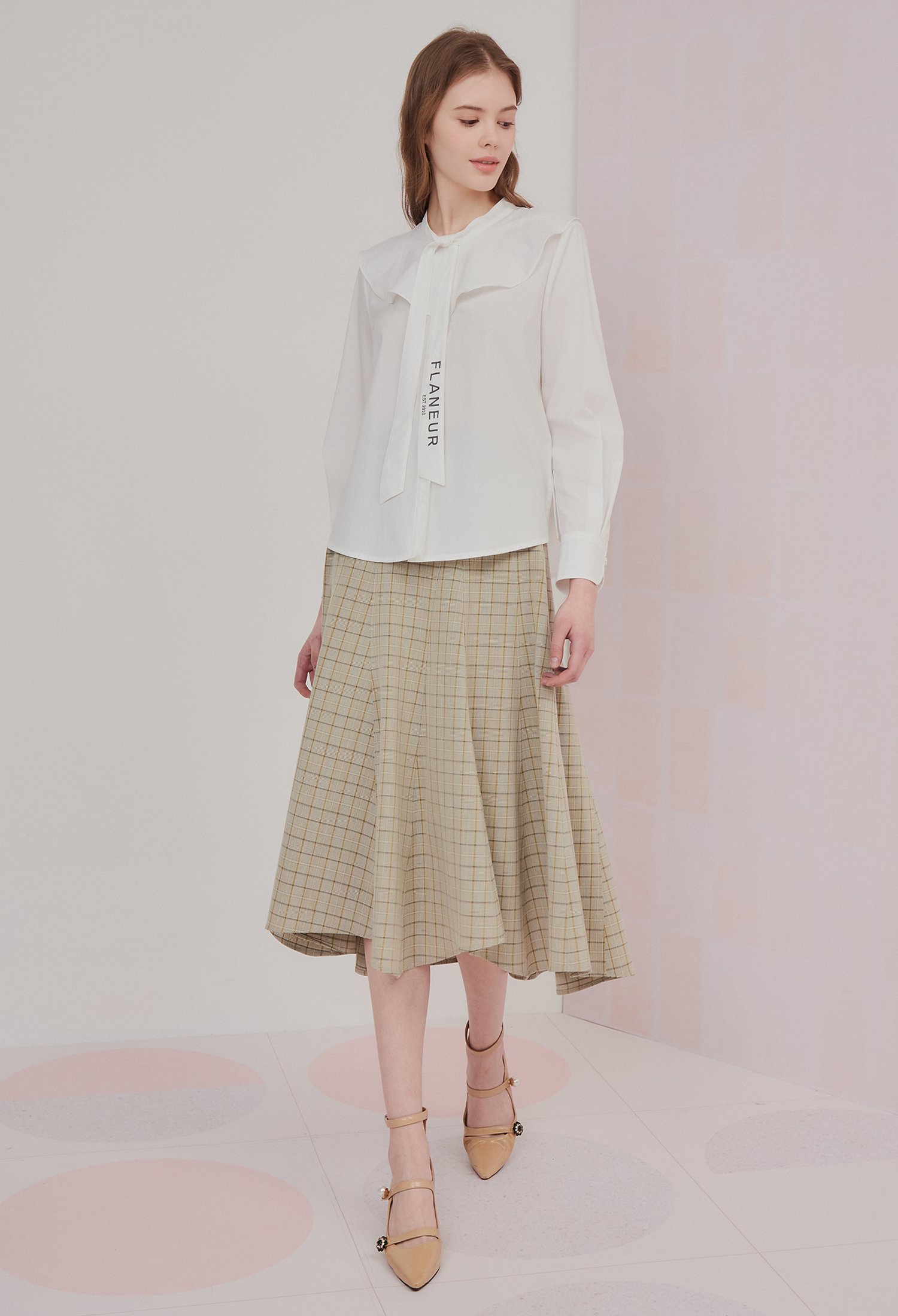 러플 칼라 레터링 타이 블라우스 (WHITE)