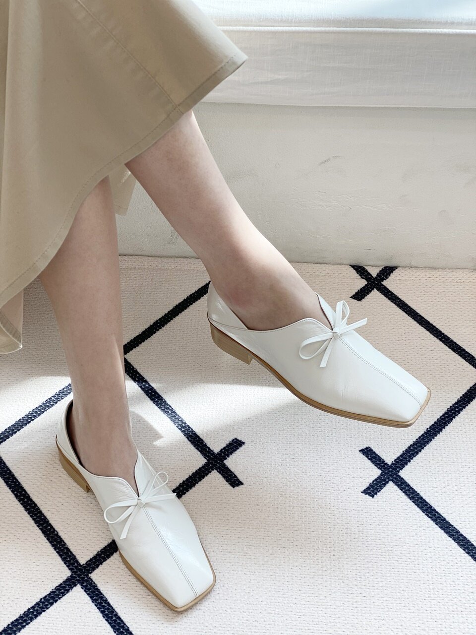Baguette ribbon loafer white