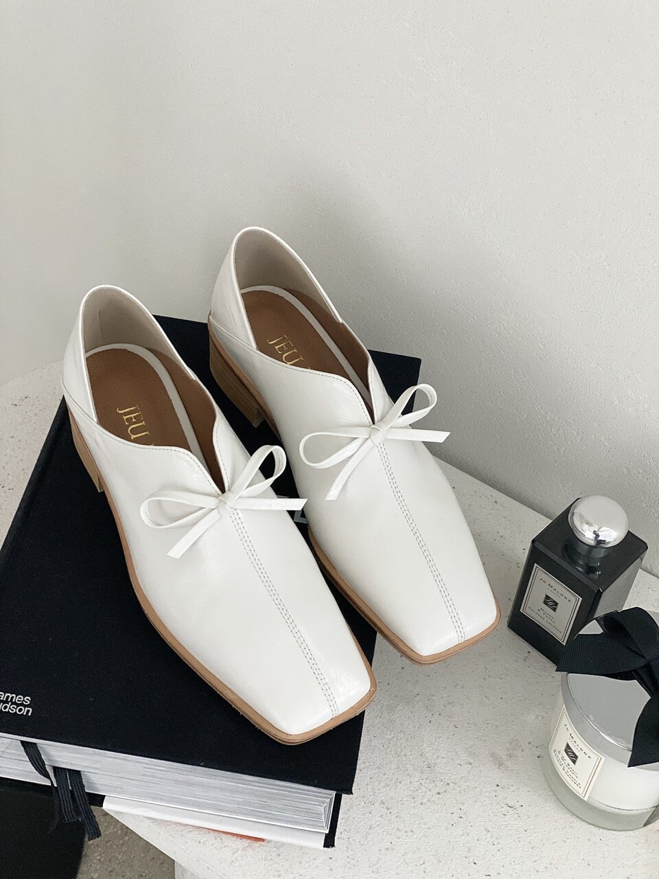 Baguette ribbon loafer white