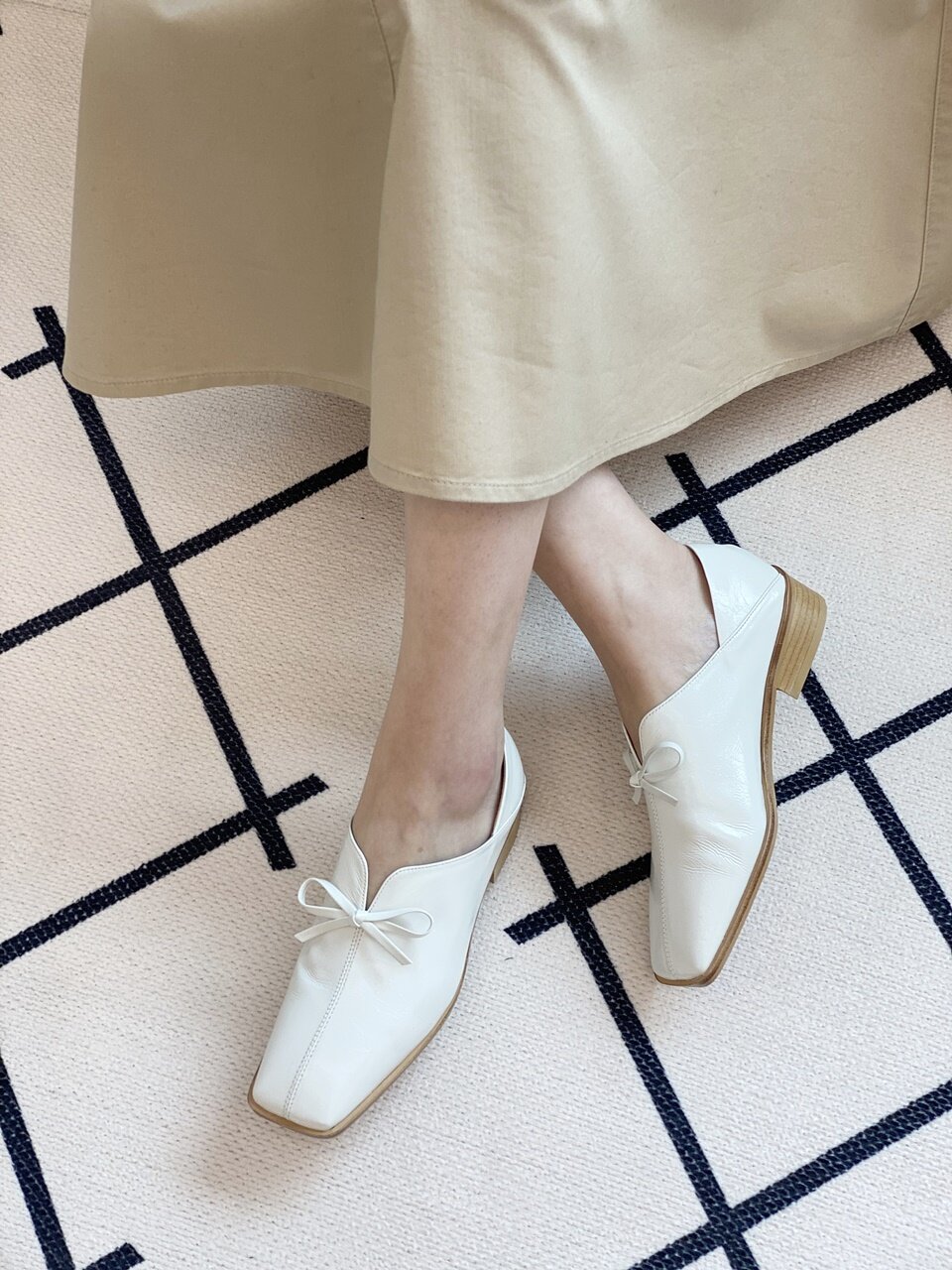 Baguette ribbon loafer white