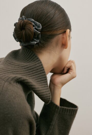 실크 스크런치 (S) - 차콜 그레이 