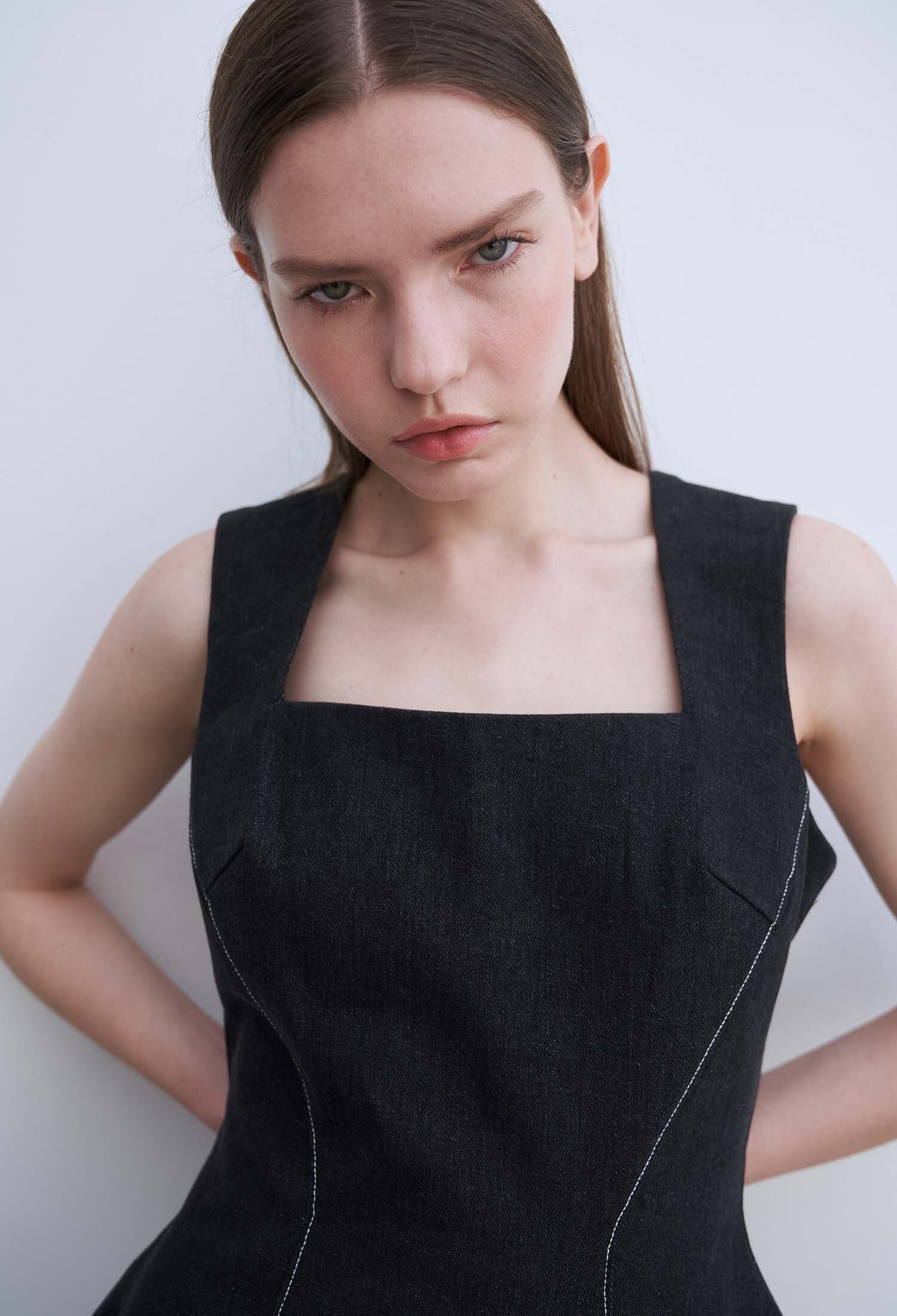 Fiore Sculpted Scallop Mididress (Gentle Black)