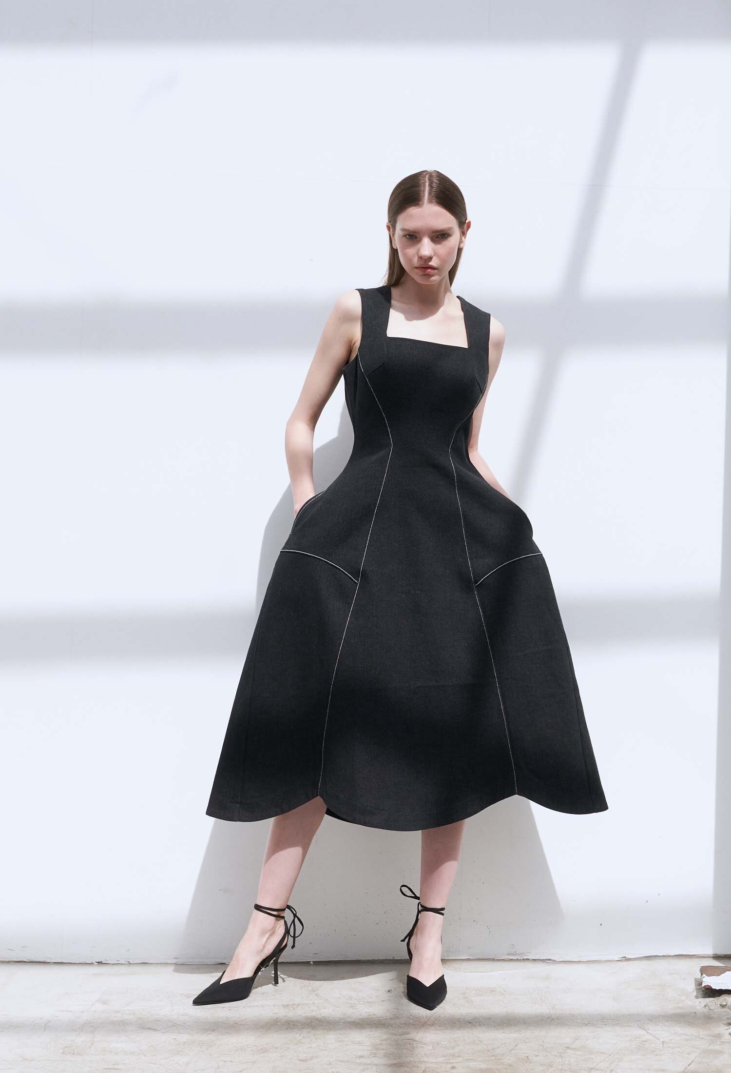 Fiore Sculpted Scallop Mididress (Gentle Black)
