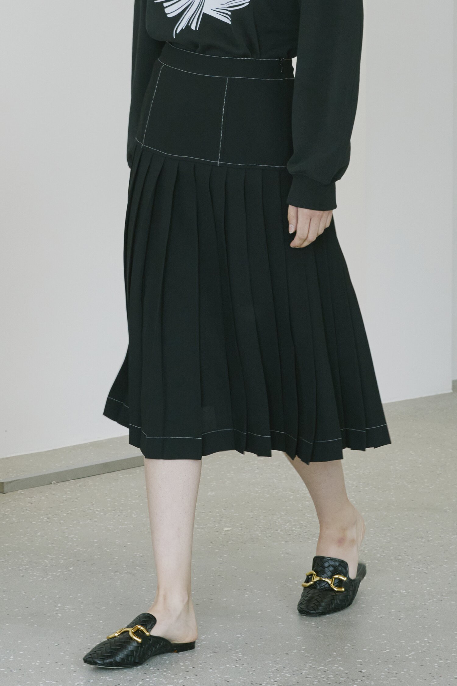 Stitch Pleats Skirt - Black