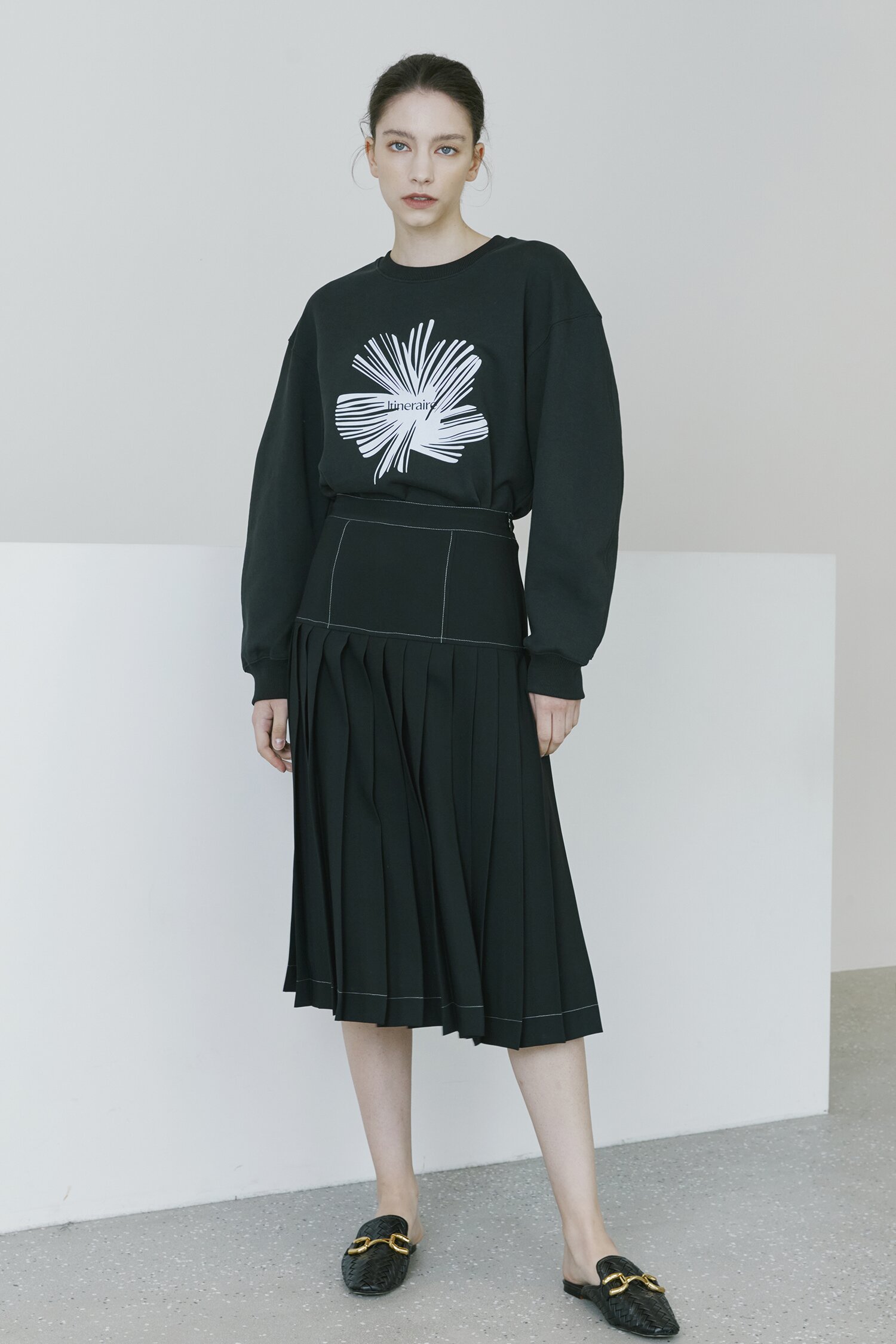 Stitch Pleats Skirt - Black