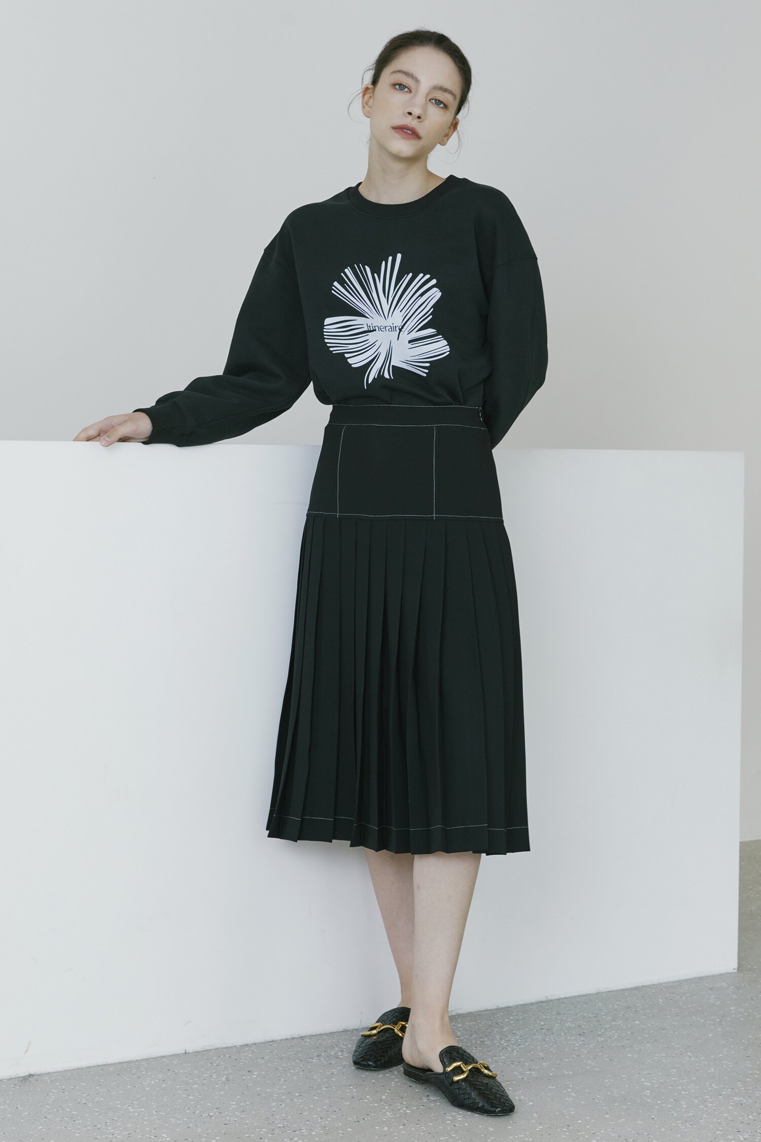 Stitch Pleats Skirt - Black