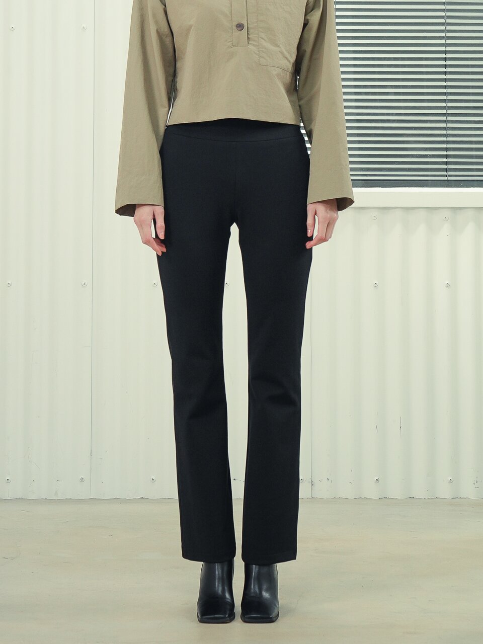 Bending Semi Bootcut Pants _Black