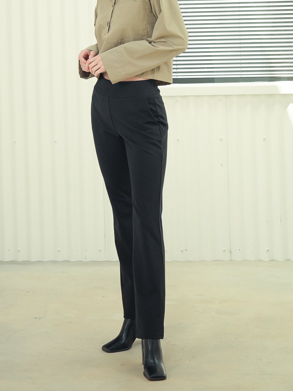 Bending Semi Bootcut Pants _Black