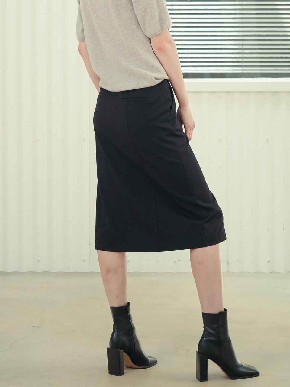 Front Slit Detail Skirt _Black