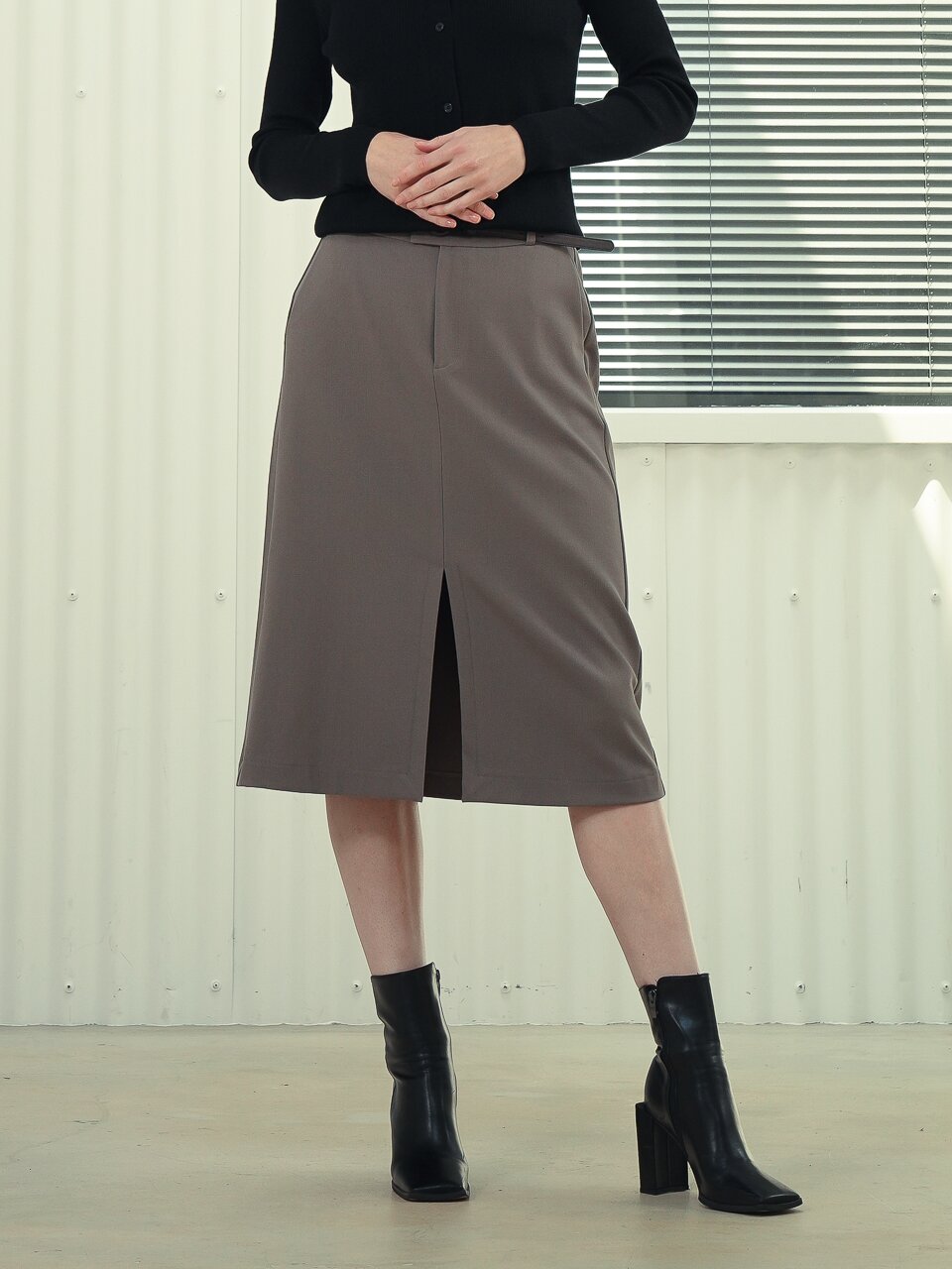 Front Slit Detail Skirt _Black