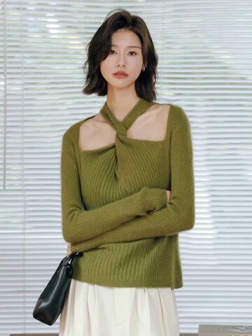 LS Twistded Halterneck Knit Top