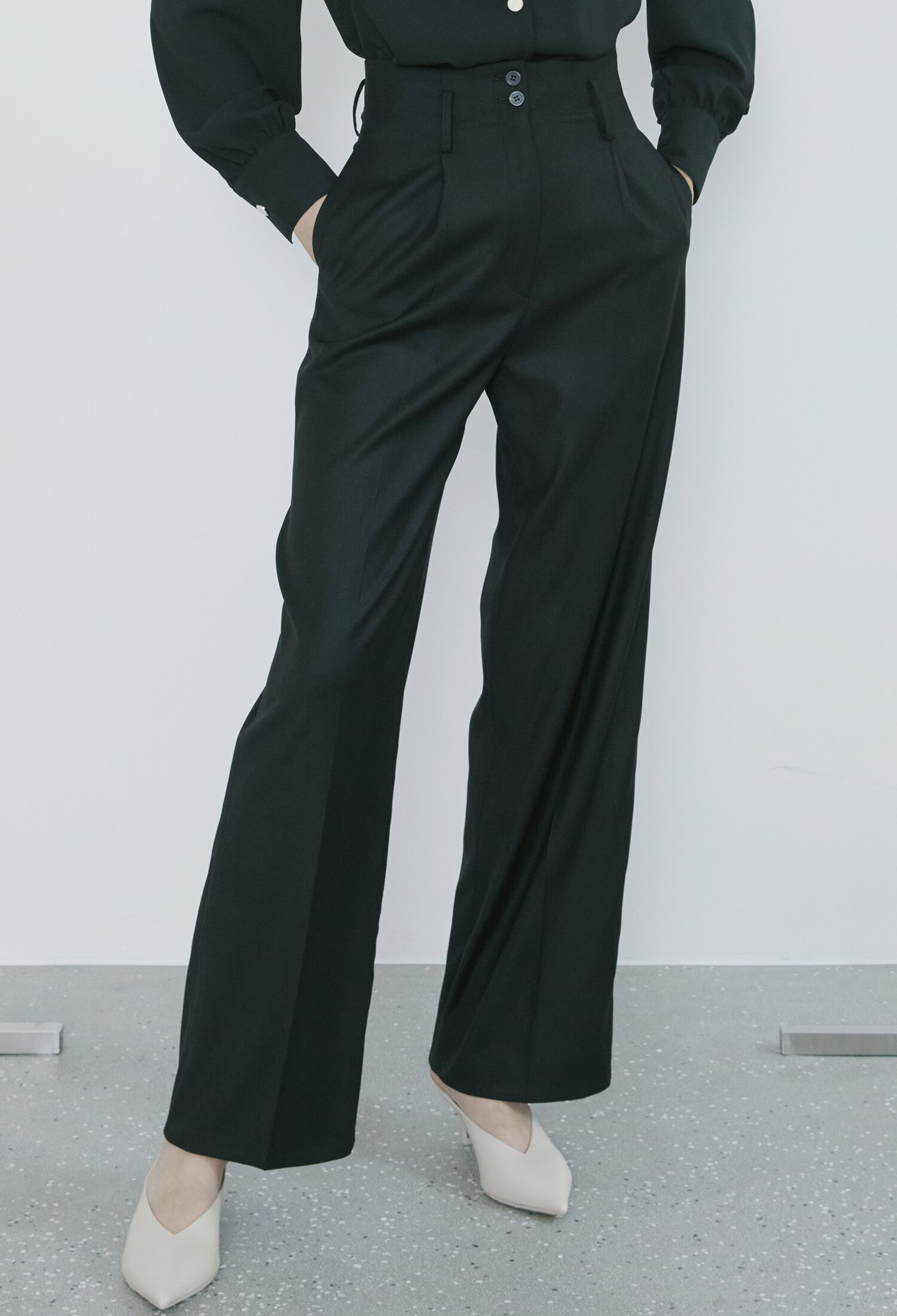 Highwaist Button Trousers- Black