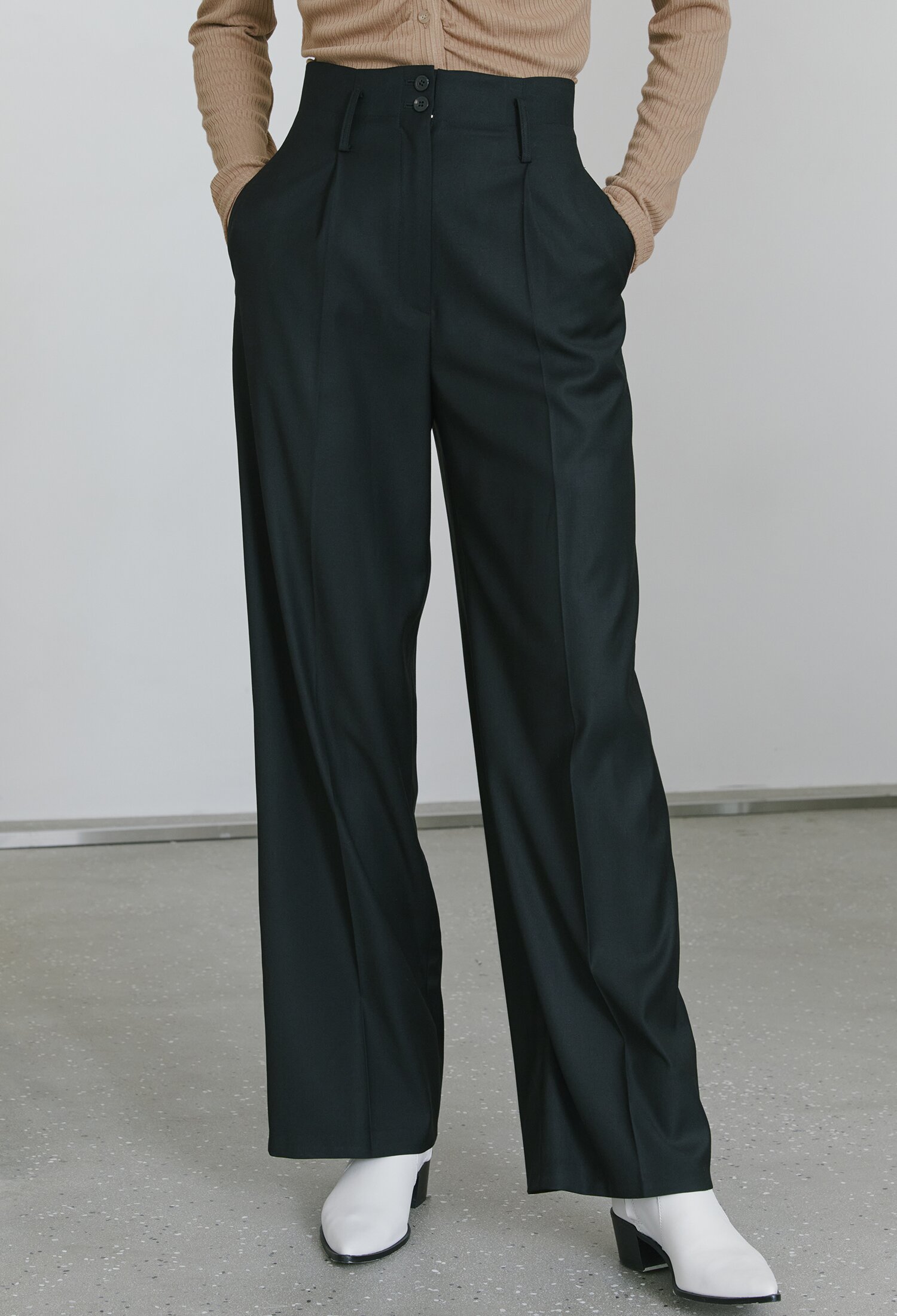 Highwaist Button Trousers- Black