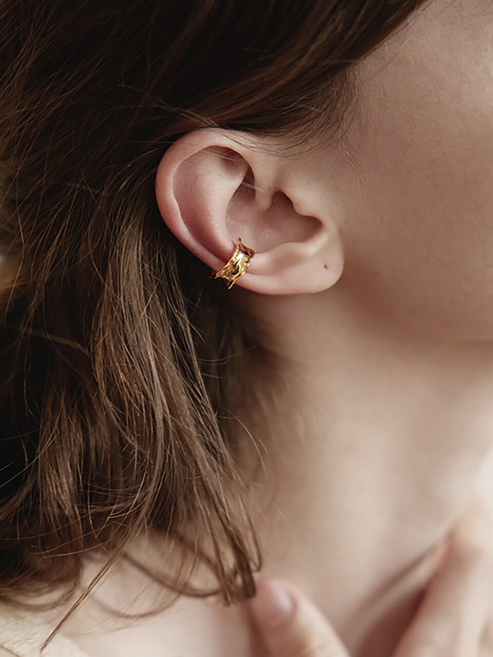 Simple gold flexura earring