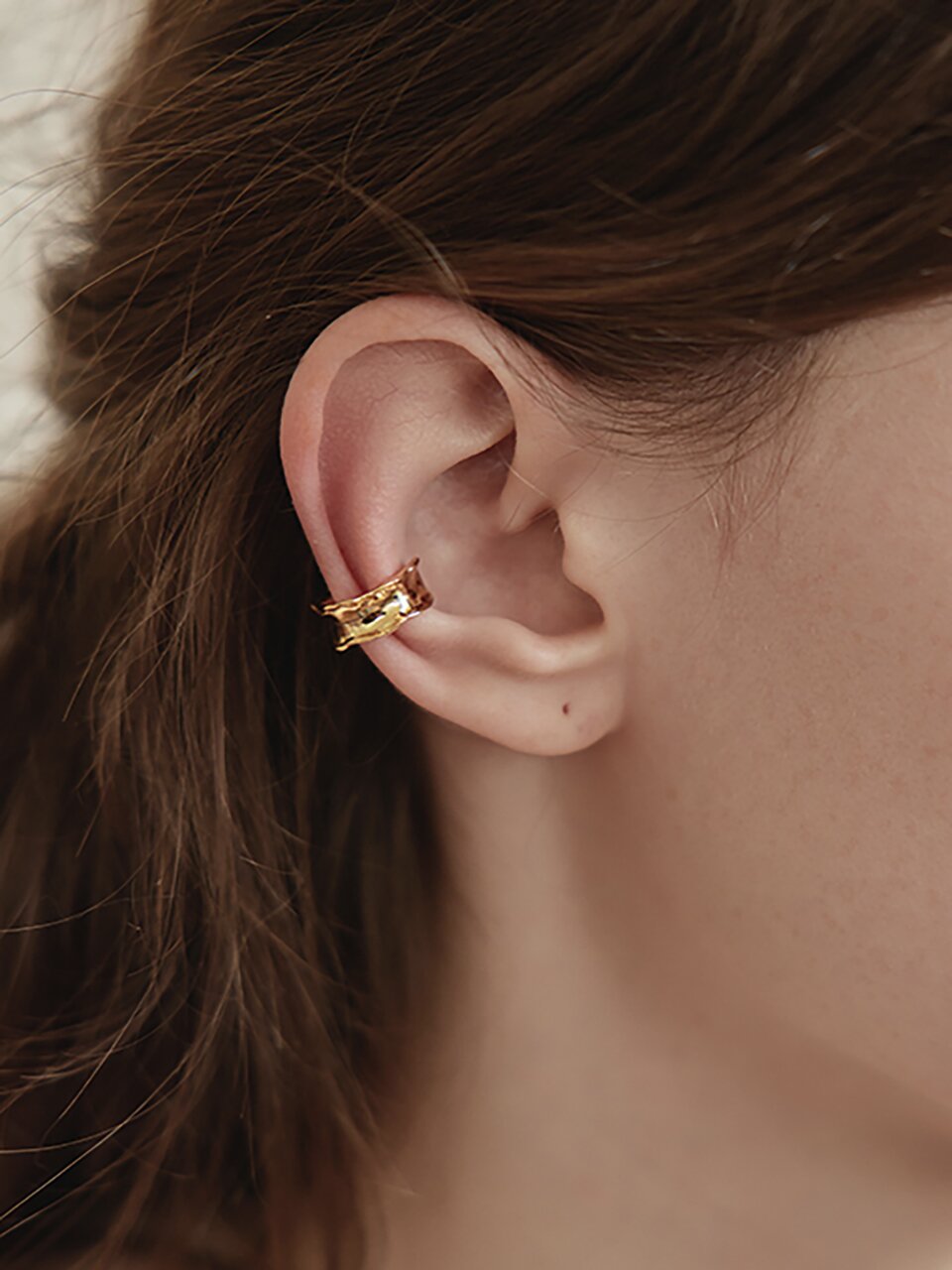 Simple gold flexura earring