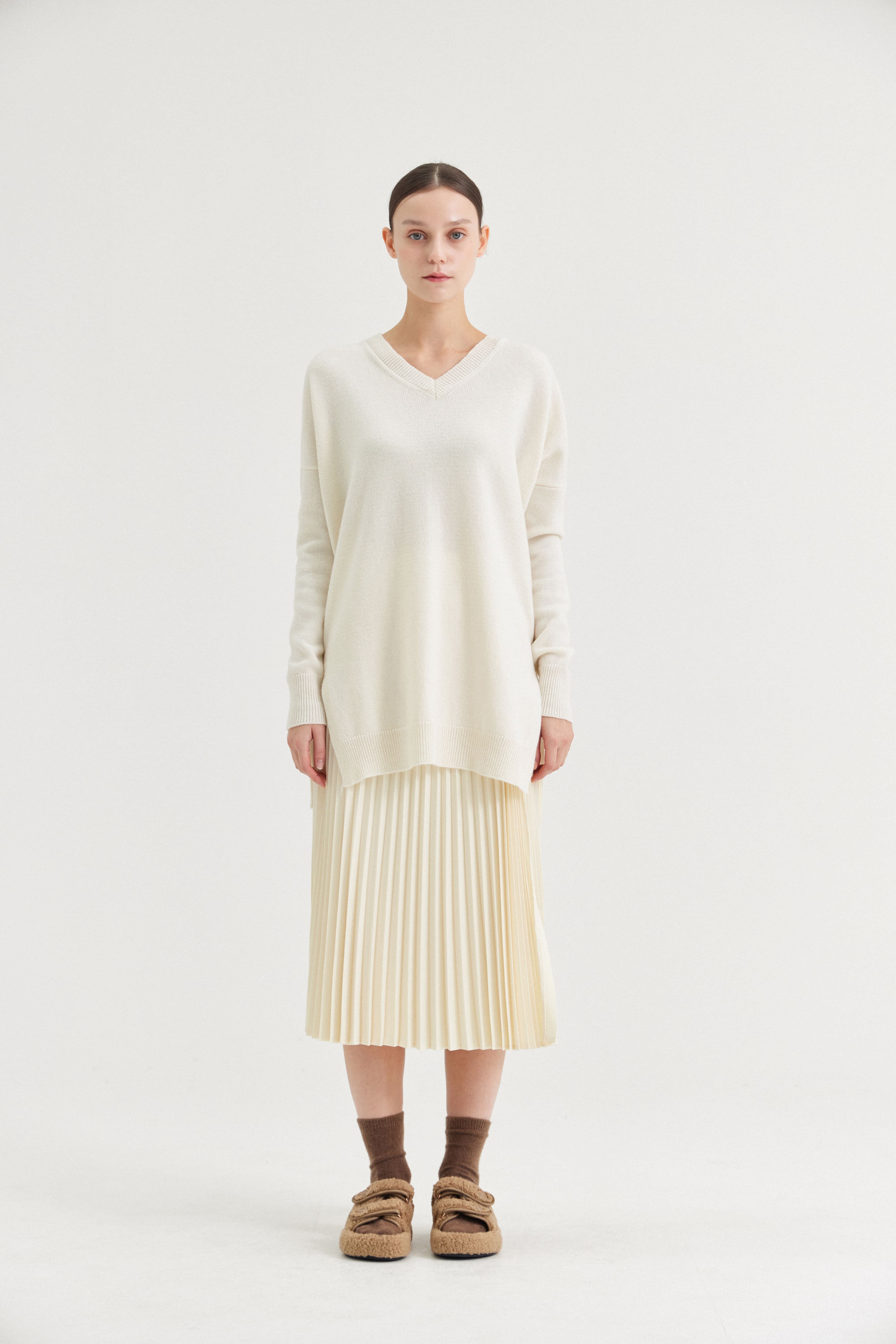 [크램38] LARENTU OVER V NECK SWEATER LANA
