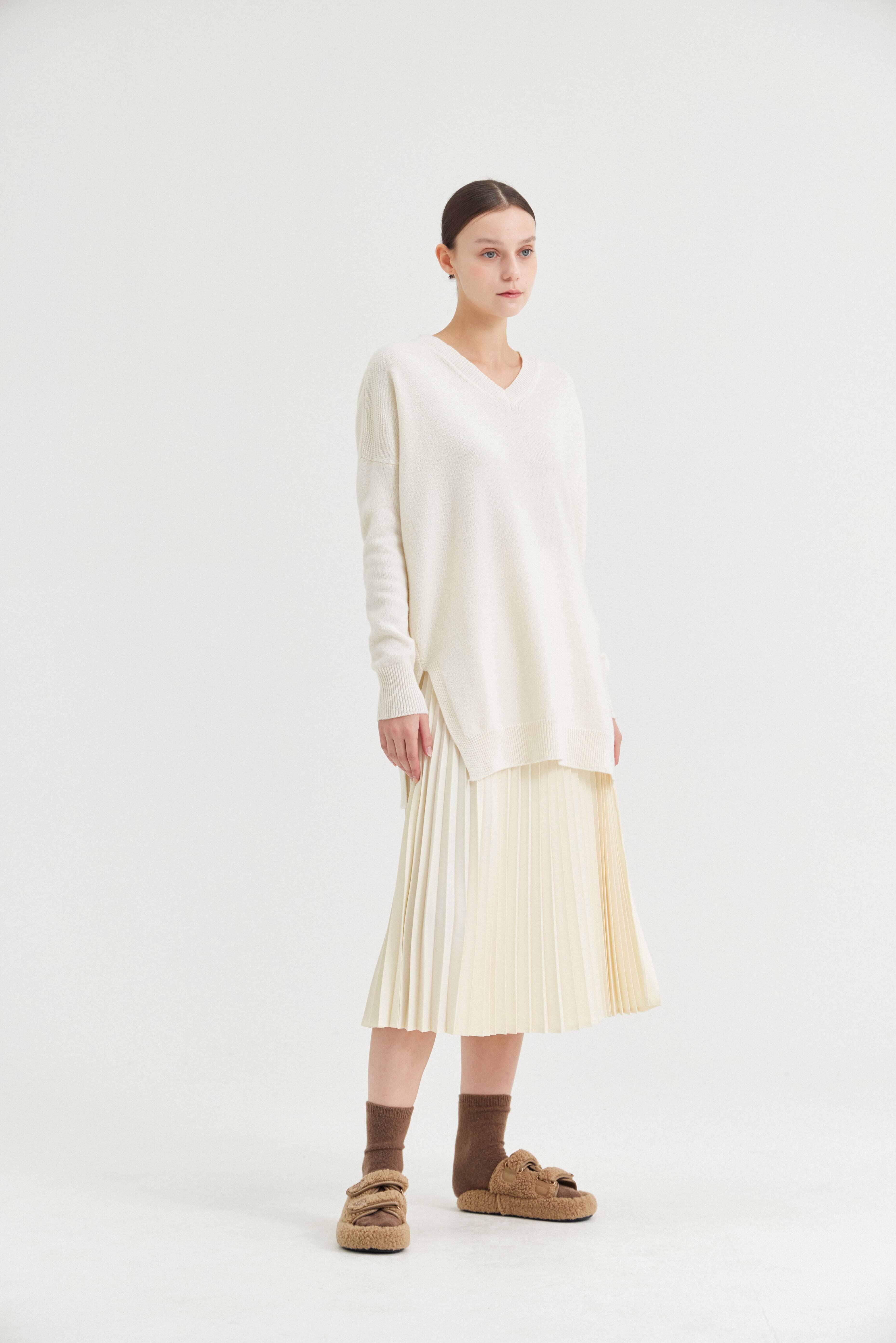 [크램38] LARENTU OVER V NECK SWEATER LANA