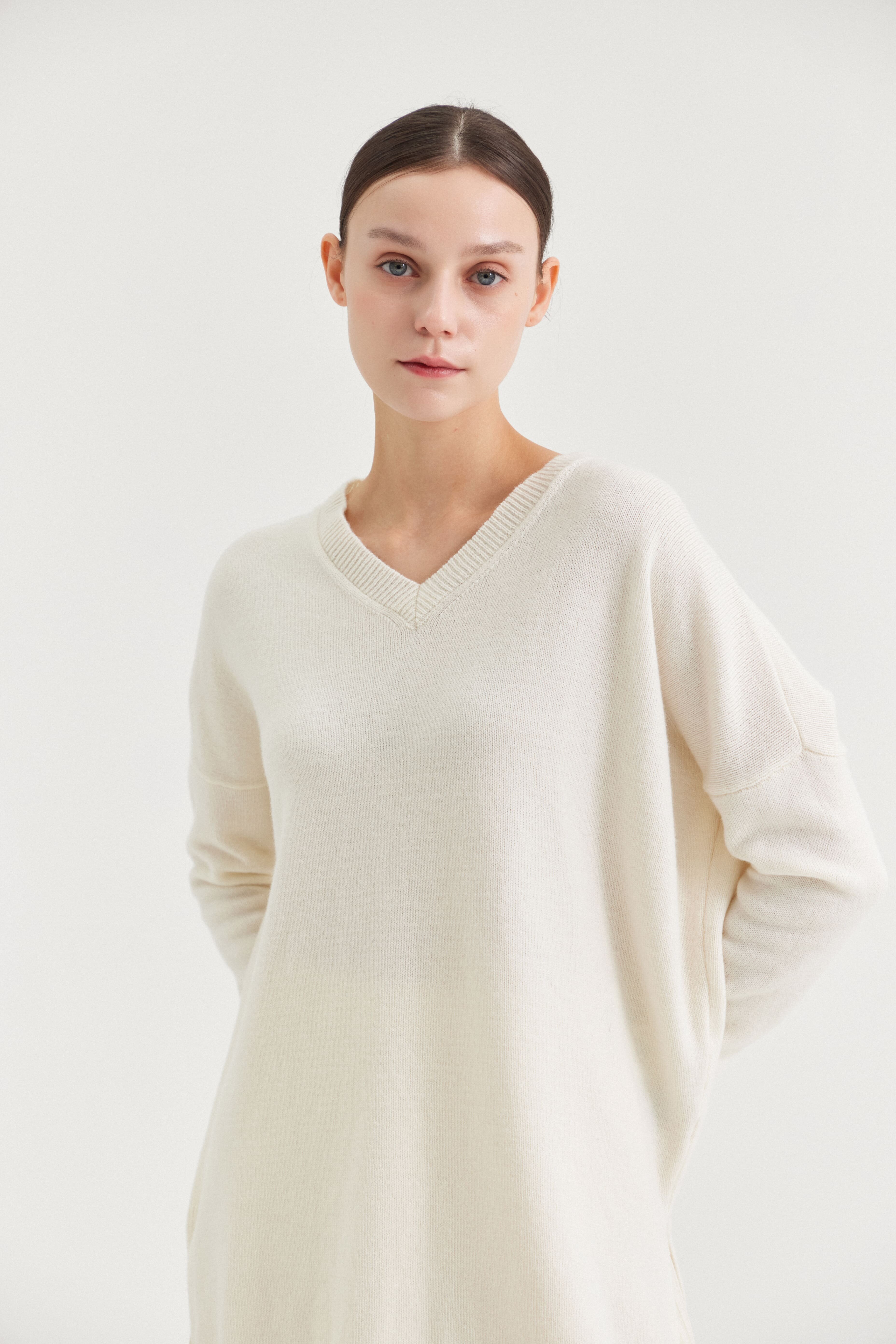 [크램38] LARENTU OVER V NECK SWEATER LANA