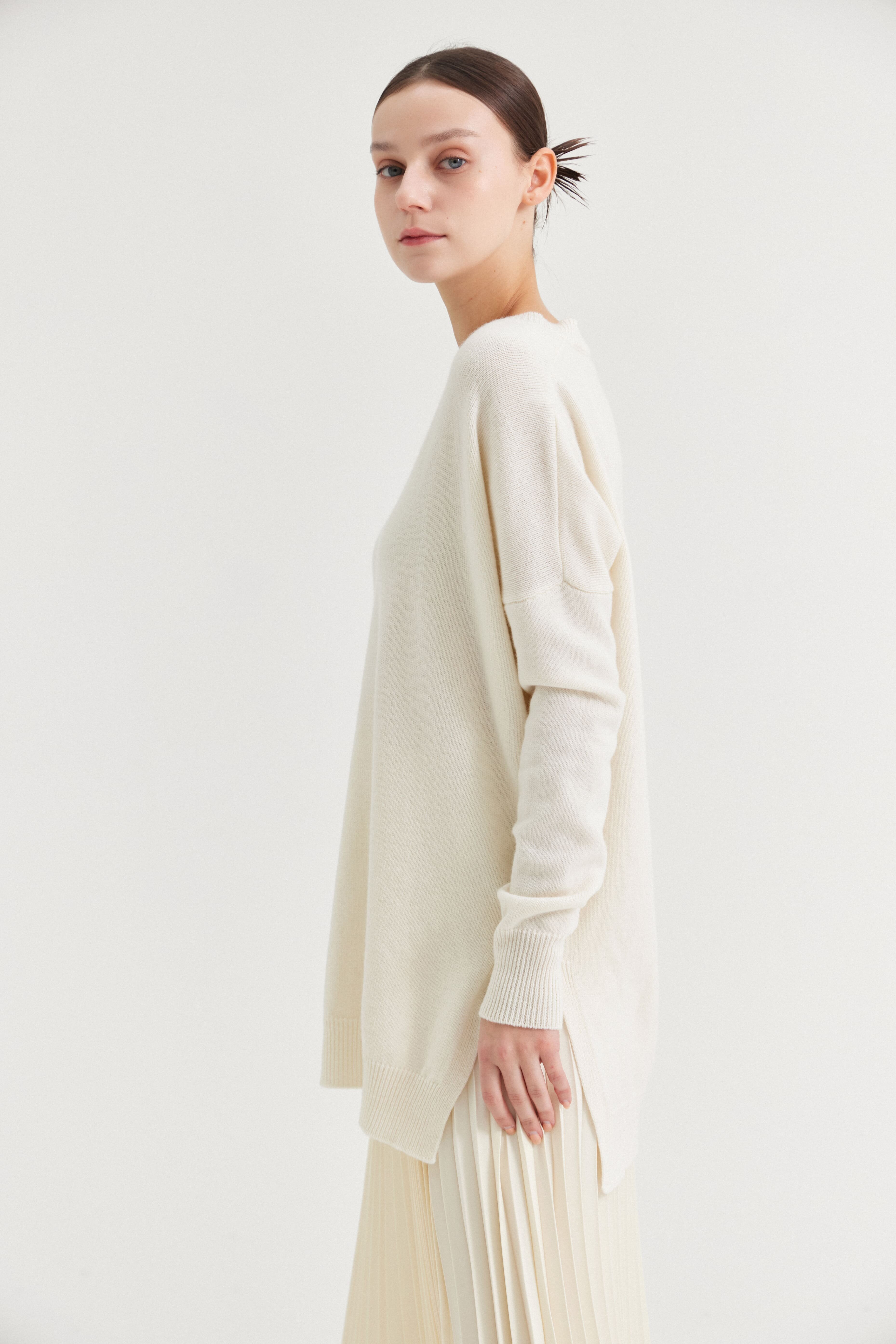 [크램38] LARENTU OVER V NECK SWEATER LANA