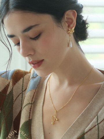 Simple flower pendant necklace