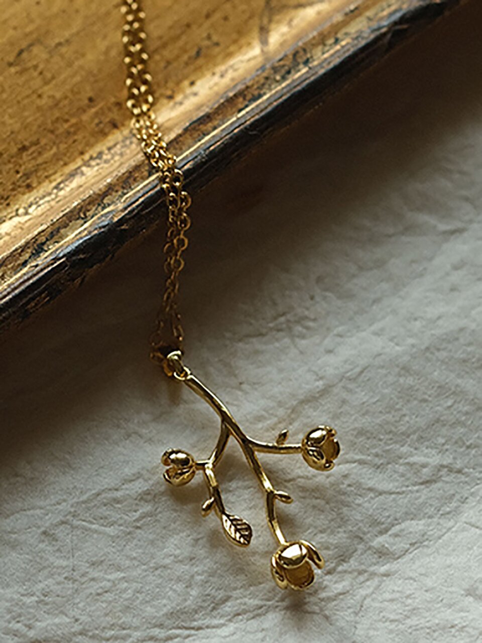 Simple flower pendant necklace