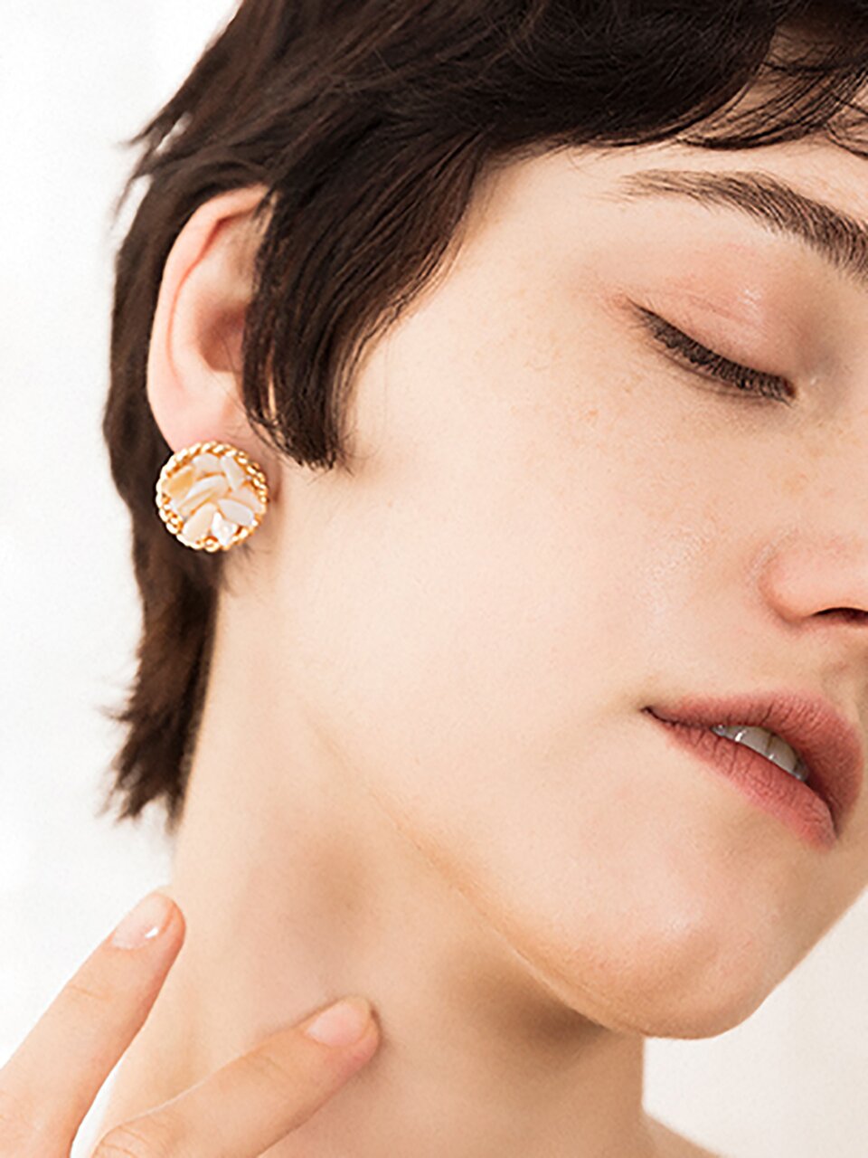 Simple white shell earring