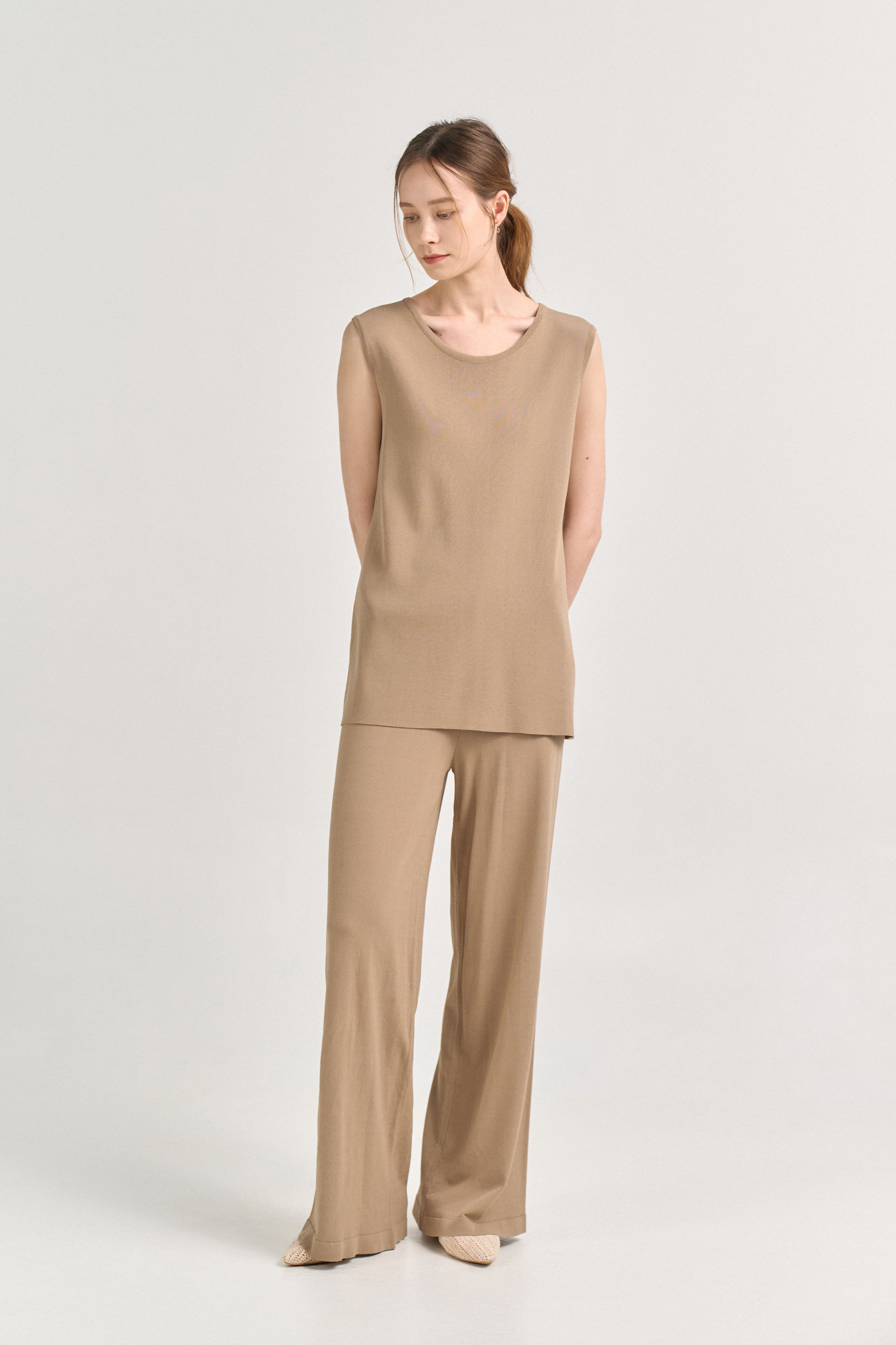 [크램38] EMMA KNITTED SLEEVELESS TOP NOCCIOLA