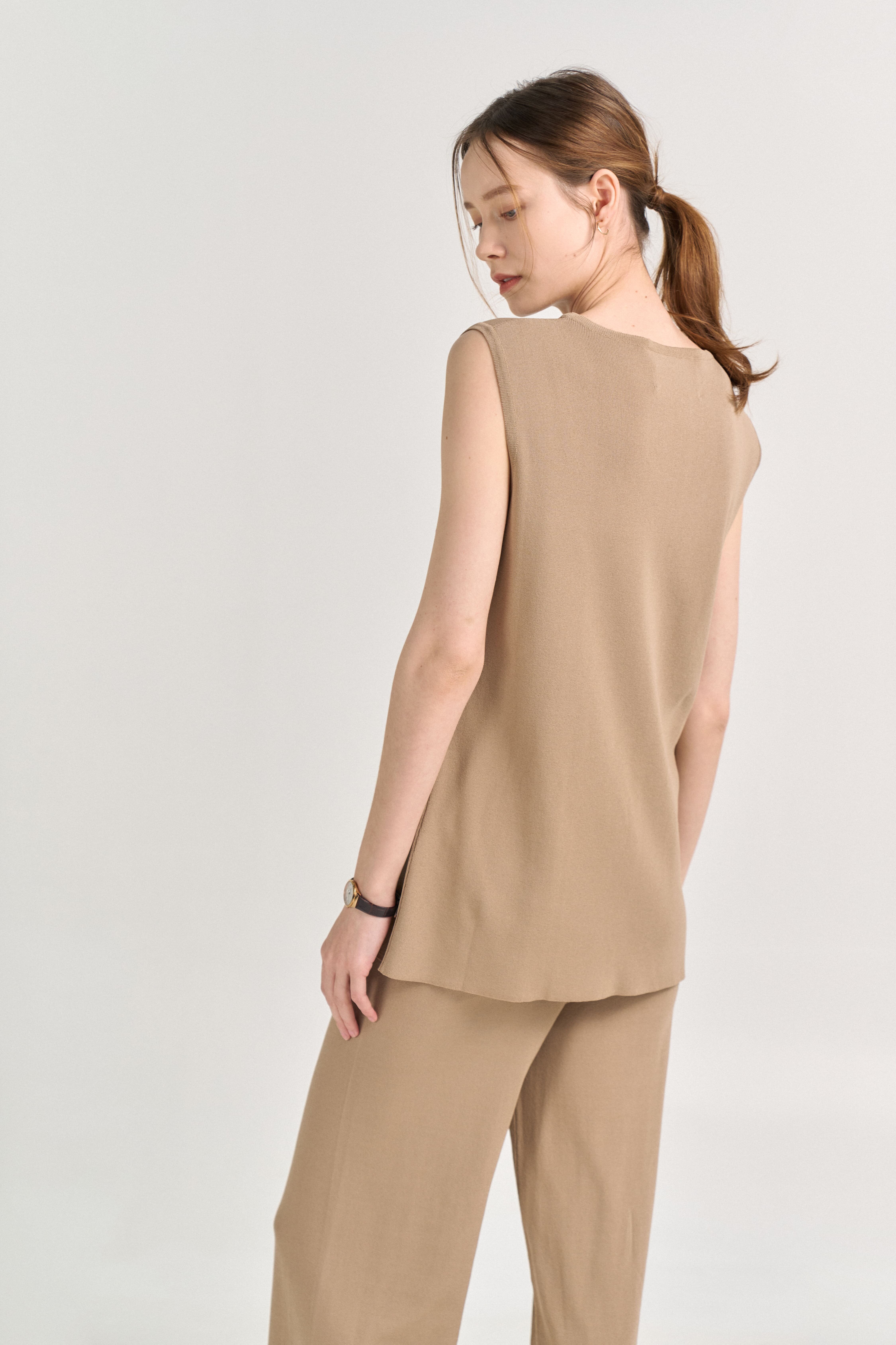 [크램38] EMMA KNITTED SLEEVELESS TOP NOCCIOLA