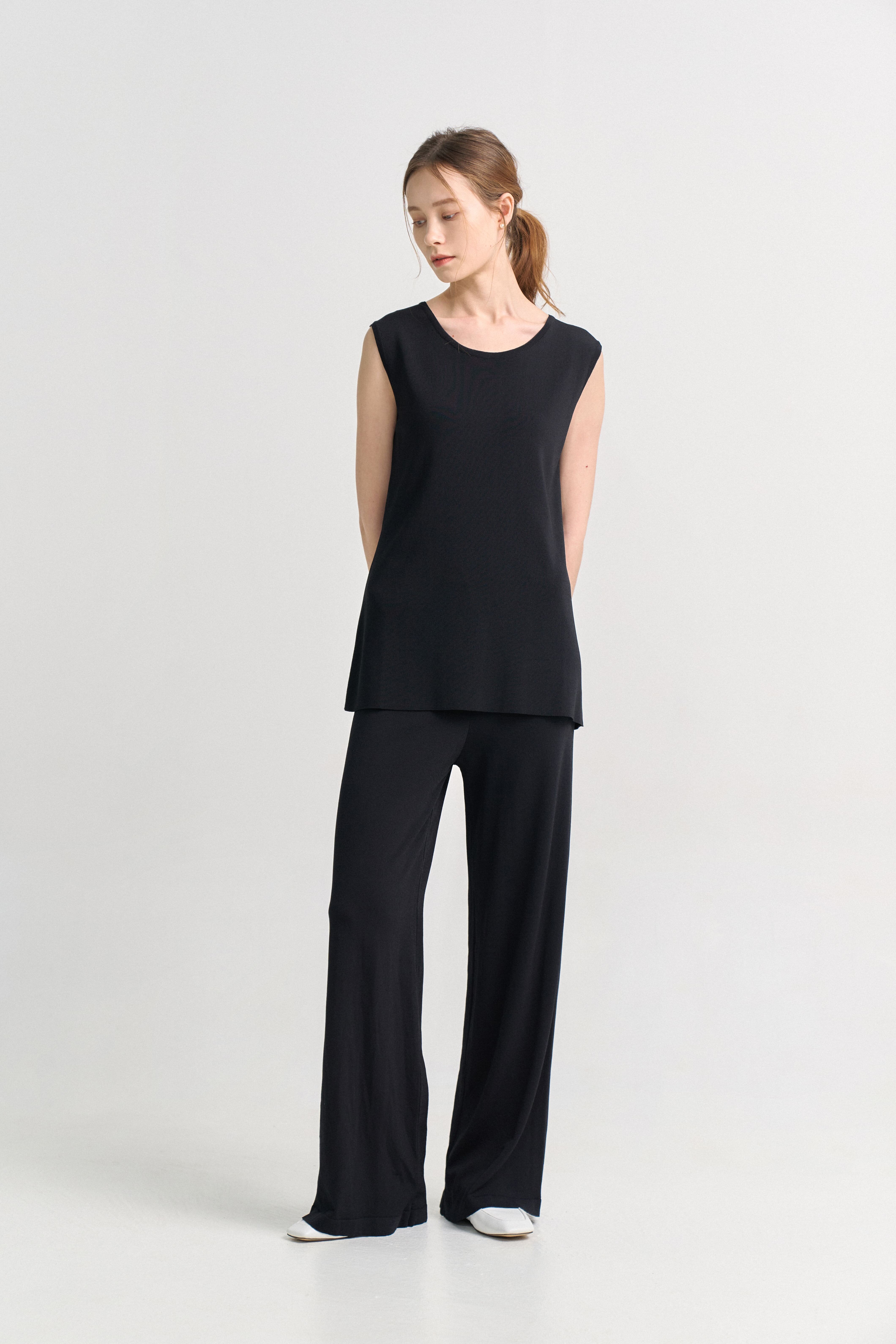 [크램38] EMMA KNITTED SLEEVELESS TOP BLACK