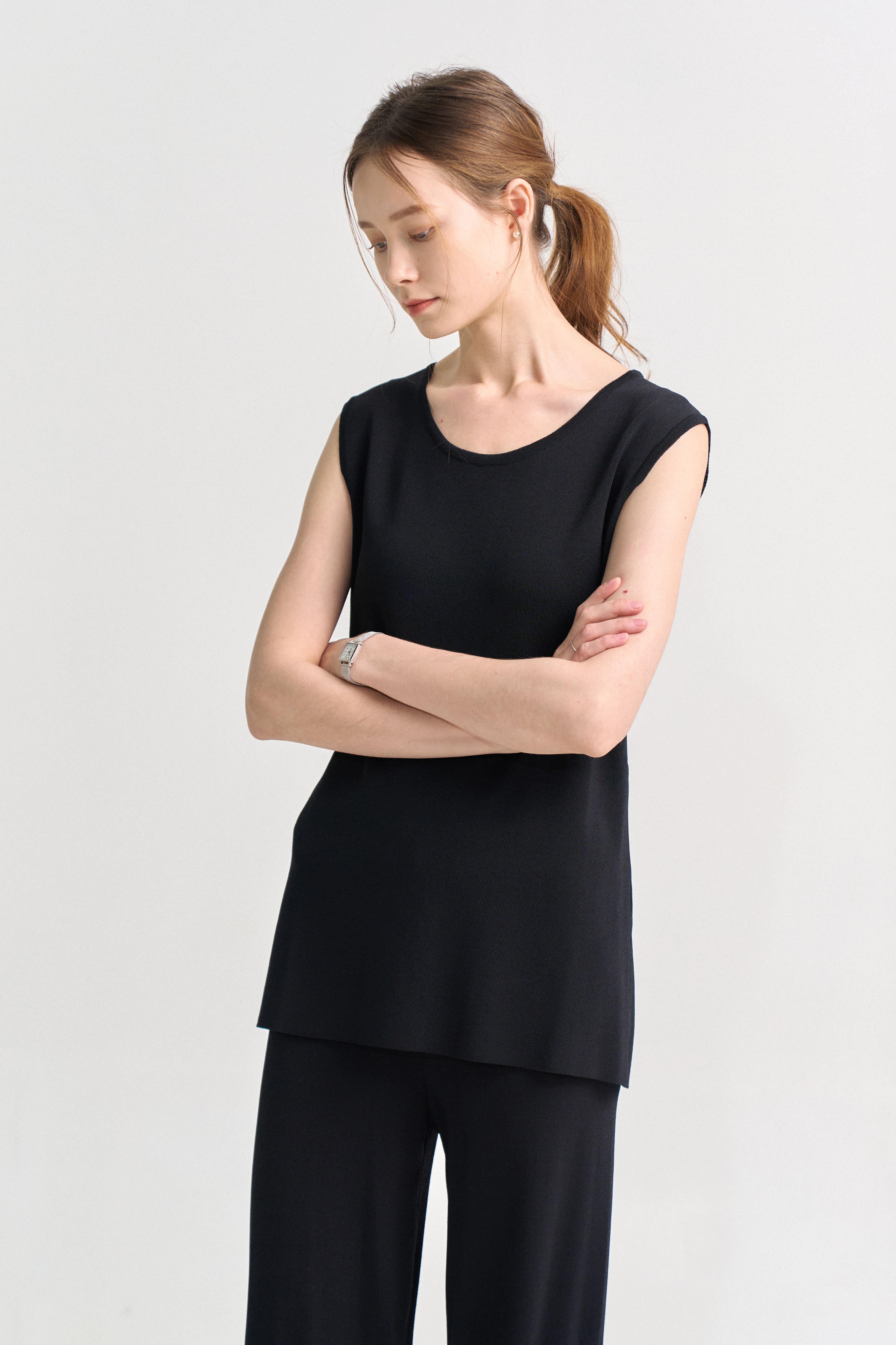 [크램38] EMMA KNITTED SLEEVELESS TOP BLACK